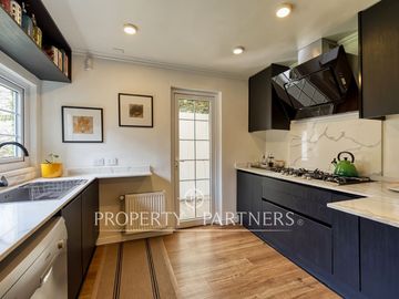 Linda casa Georgian en condominio, completamente remodelada