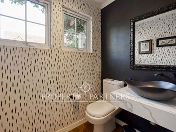 Linda casa Georgian en condominio, completamente remodelada