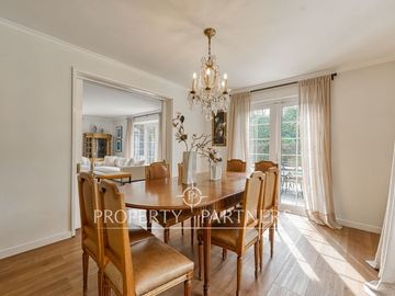 Linda casa Georgian en condominio, completamente remodelada