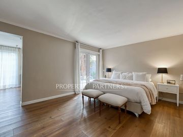 Linda casa Georgian en condominio, completamente remodelada