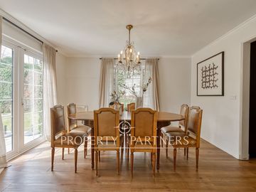 Linda casa Georgian en condominio, completamente remodelada