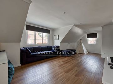 Linda casa Georgian en condominio, completamente remodelada