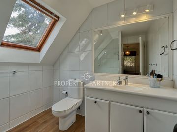 Linda casa Georgian en condominio, completamente remodelada