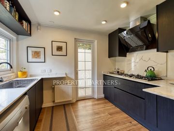 Linda casa Georgian en condominio, completamente remodelada