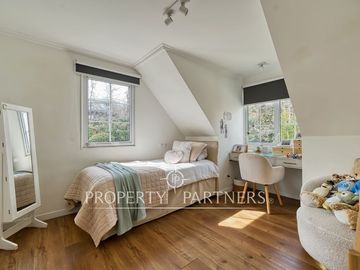 Linda casa Georgian en condominio, completamente remodelada