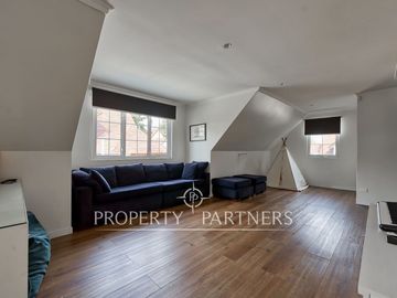 Linda casa Georgian en condominio, completamente remodelada