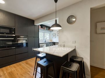 Linda casa Georgian en condominio, completamente remodelada