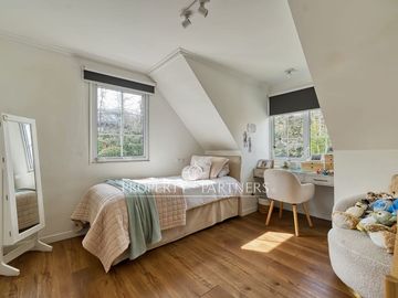 Linda casa Georgian en condominio, completamente remodelada