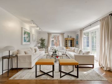 Linda casa Georgian en condominio, completamente remodelada
