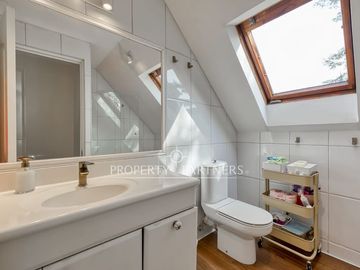 Linda casa Georgian en condominio, completamente remodelada