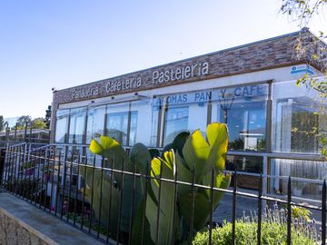 VENTA ESQUINA COMERCIAL |  INIGUALABLE VITRINA  EN ALGARROBO