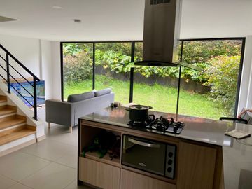 Apartamento en unidad cerrada en el Retiro