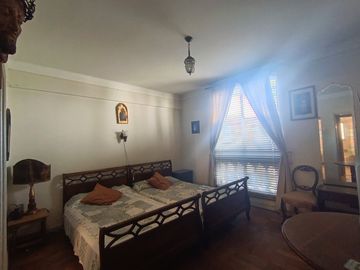 Venta de amplio departamento en centro de Viña, a pasos de plaza Vergara.