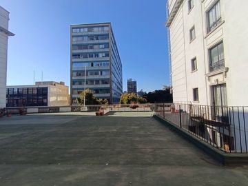 Venta de amplio departamento en centro de Viña, a pasos de plaza Vergara.