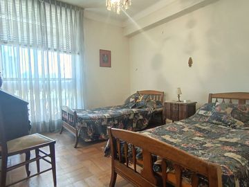 Venta de amplio departamento en centro de Viña, a pasos de plaza Vergara.