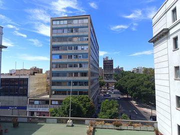 Venta de amplio departamento a pasos de Plaza Vergara en Viña del Mar