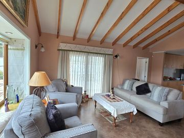 Venta de casa amplia en Algarrobo