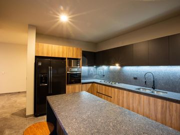 Casa nueva en venta en Condominio con Alberca en Altos Juriquilla