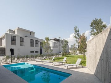 Casa nueva en venta en Condominio con Alberca en Altos Juriquilla