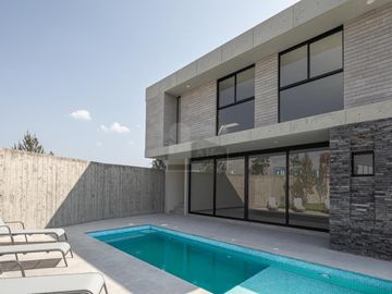 Casa nueva en venta en Condominio con Alberca en Altos Juriquilla
