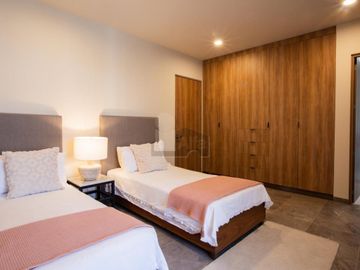 Casa nueva en venta en Condominio con Alberca en Altos Juriquilla