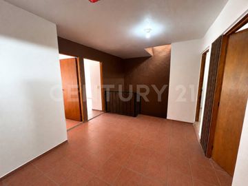 Casa en renta en Colinas del Rey, Zapopan — 4 recámaras, una en planta baja