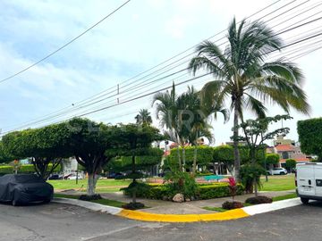 Casa en renta en Colinas del Rey, Zapopan — 4 recámaras, una en planta baja