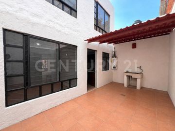 Casa en renta en Colinas del Rey, Zapopan — 4 recámaras, una en planta baja