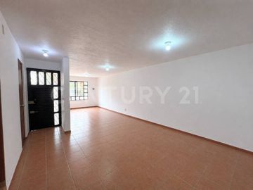 Casa en renta en Colinas del Rey, Zapopan — 4 recámaras, una en planta baja