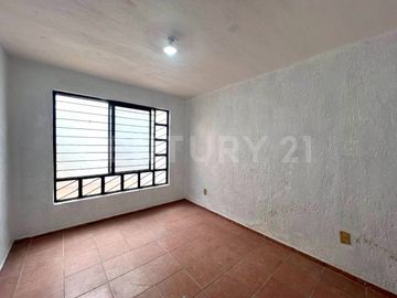 Casa en renta en Colinas del Rey, Zapopan — 4 recámaras, una en planta baja