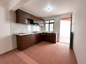 Casa en renta en Colinas del Rey, Zapopan — 4 recámaras, una en planta baja