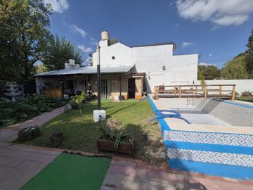 Casa quinta en venta Villa Luzuriaga con pileta
