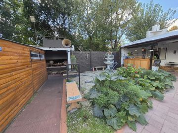 Casa quinta en venta Villa Luzuriaga con pileta