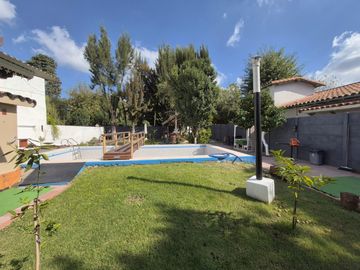 Casa quinta en venta Villa Luzuriaga con pileta