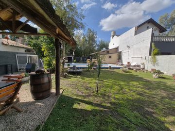 Casa quinta en venta Villa Luzuriaga con pileta