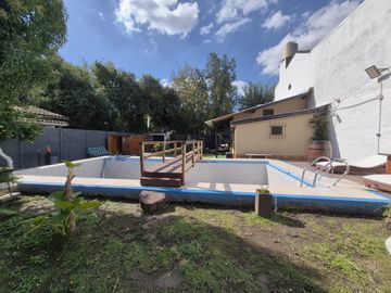 Casa quinta en venta Villa Luzuriaga con pileta