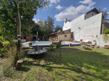 Casa quinta en venta Villa Luzuriaga con pileta