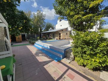 Casa quinta en venta Villa Luzuriaga con pileta
