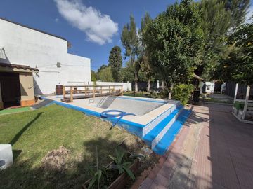 Casa quinta en venta Villa Luzuriaga con pileta