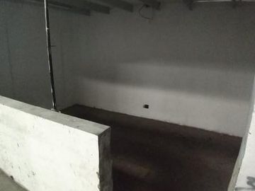 Local de 80 mt2   Galpón de 285 m² cubiertos c/ acceso vehicular – Av. H. Yrigoyen”.