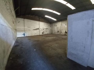 Local de 80 mt2   Galpón de 285 m² cubiertos c/ acceso vehicular – Av. H. Yrigoyen”.