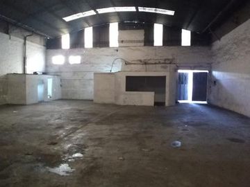 Local de 80 mt2   Galpón de 285 m² cubiertos c/ acceso vehicular – Av. H. Yrigoyen”.