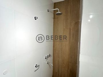En venta ambiente al frente con balcon, Plaza Mitre