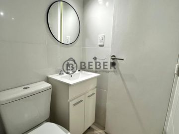 En venta ambiente al frente con balcon, Plaza Mitre