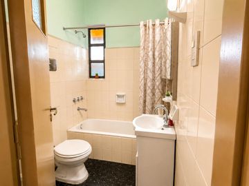 Departamento en venta 3 ambientes+ dependencia Flores