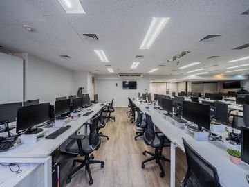 Venta - Alquiler de Oficina Piso Corporativo Terraza Propia y 4 Cocheras