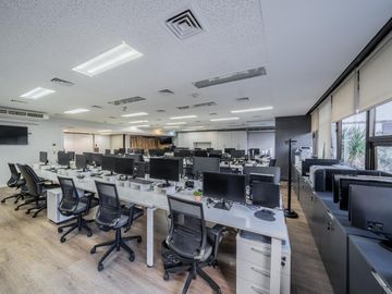 Venta - Alquiler de Oficina Piso Corporativo Terraza Propia y 4 Cocheras