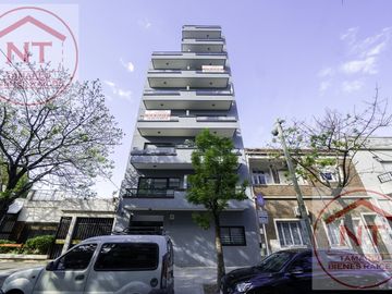Departamento 2 ambientes con balcón al frente.  Devoto