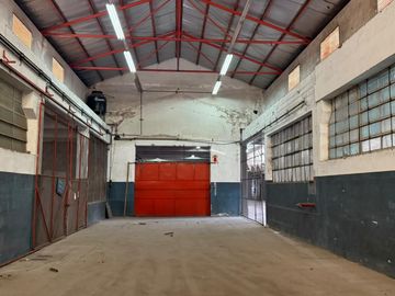 Depósito de 150 m2 cubiertos en Florida