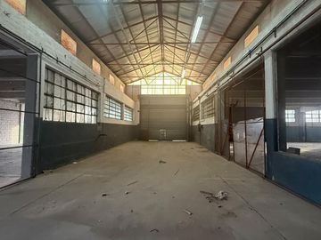 Depósito de 150 m2 cubiertos en Florida